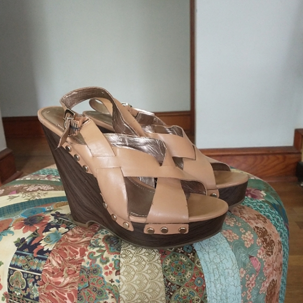 Y2K BCBG Tan Sandal Wedges, size 8 - Picture 5 of 14